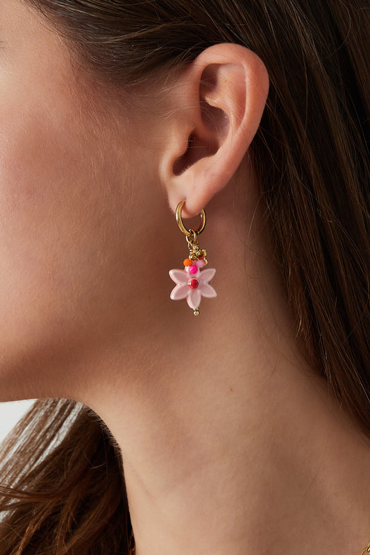 Oorbellen met roze bloem en vlinder - Goud