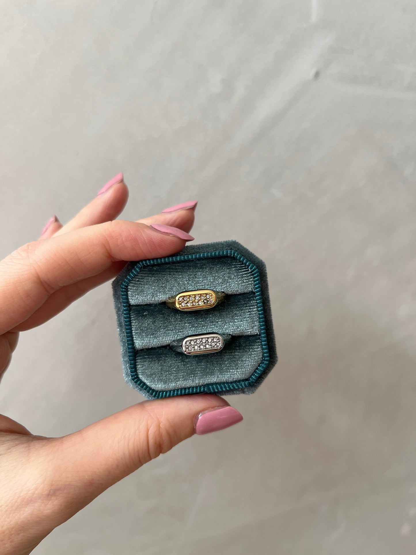 Langwerpige ring met steentjes - Goud