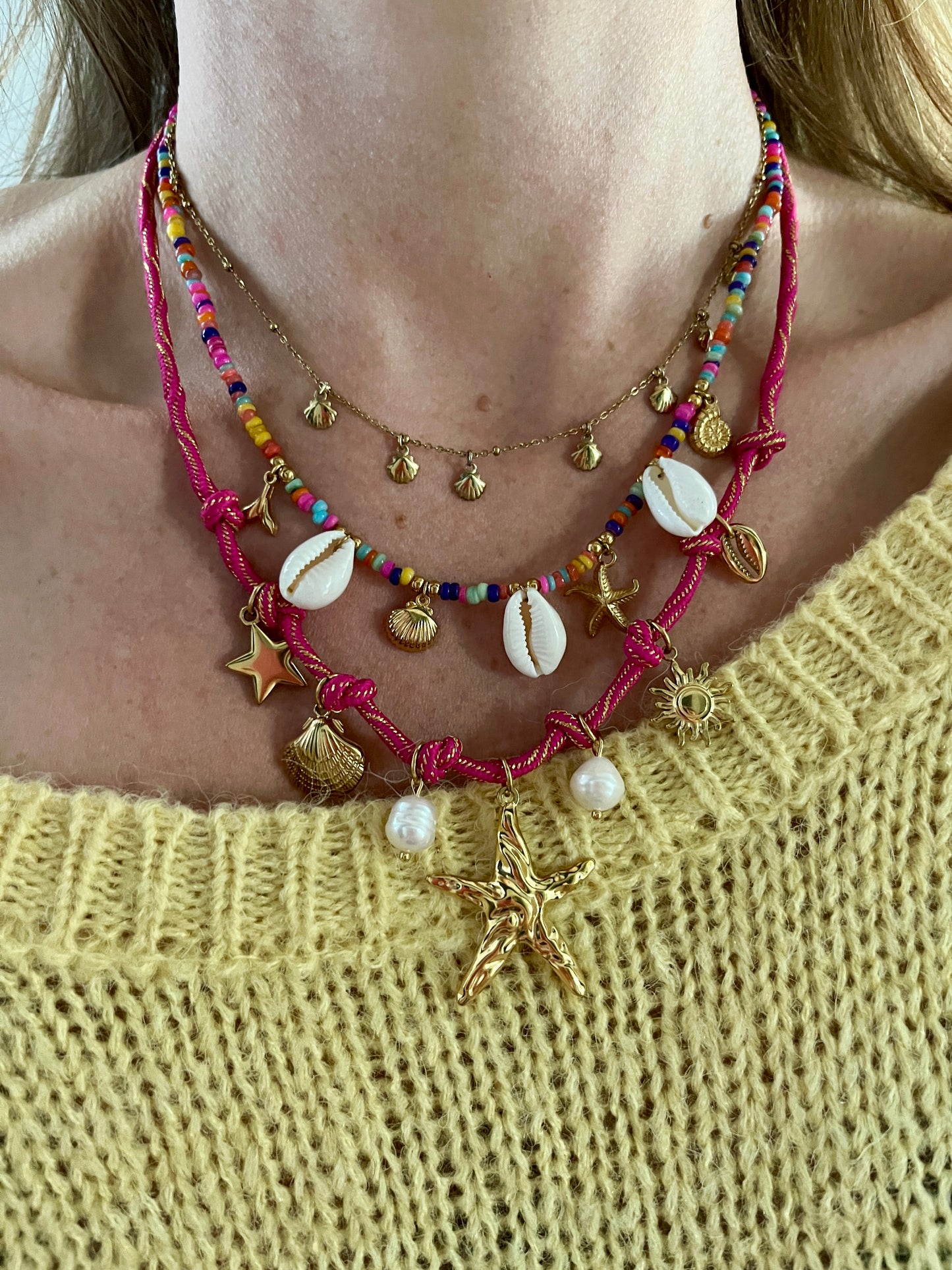 Fushia touw ketting met schelpen bedels - Goud